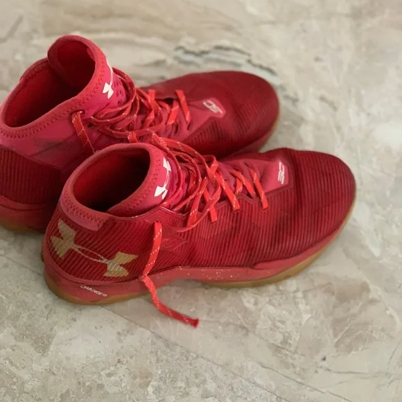 Under Armour Curry 2’.5 and these red colour sneakers are limited edition. - Picture 3 of 5